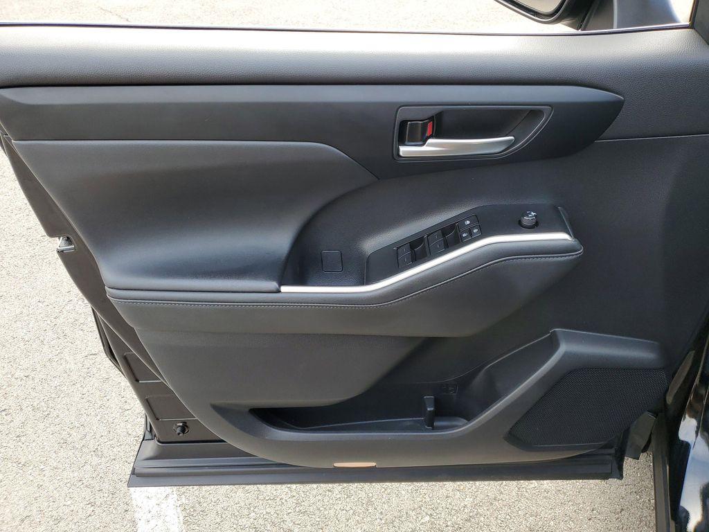 used 2023 Toyota Highlander car, priced at $35,509