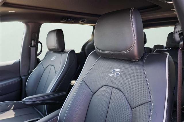 new 2025 Chrysler Pacifica car, priced at $45,906