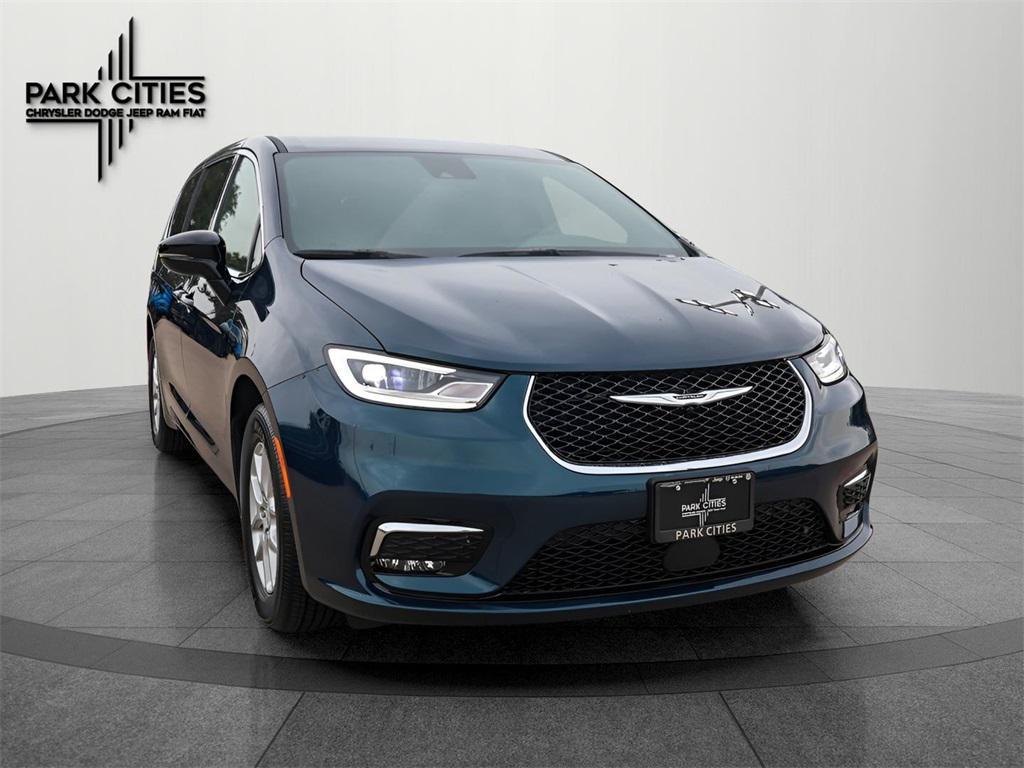 new 2025 Chrysler Pacifica car, priced at $37,297