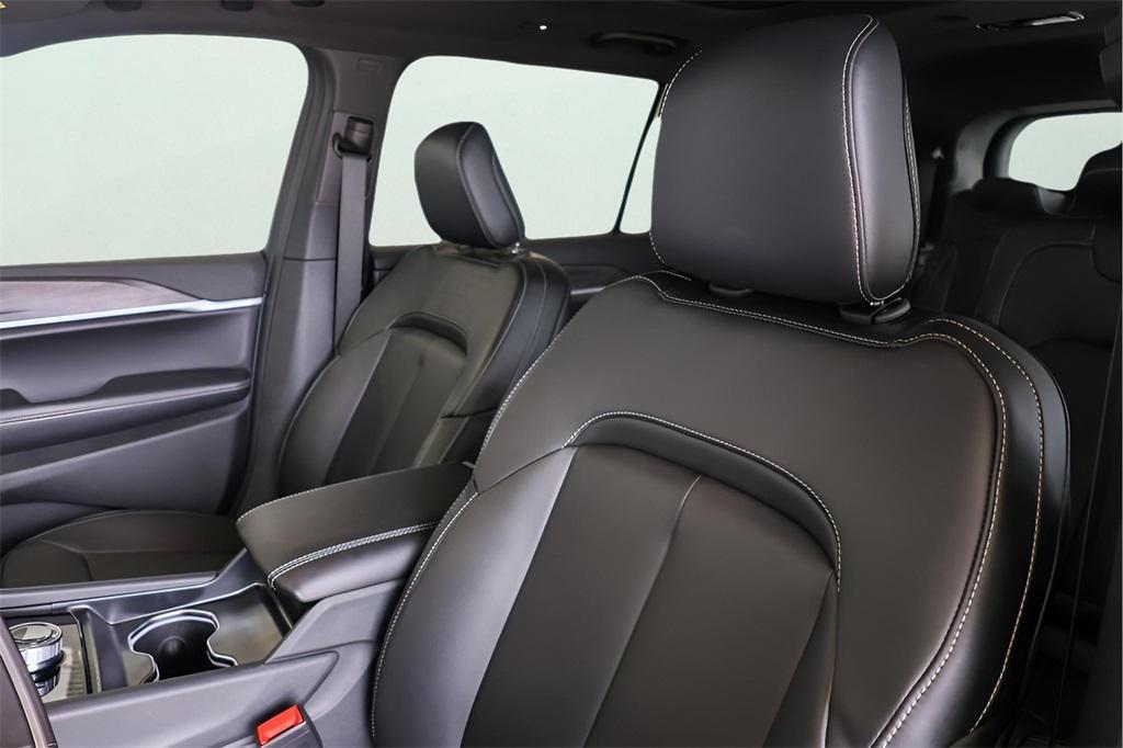 new 2025 Jeep Grand Cherokee car, priced at $43,129