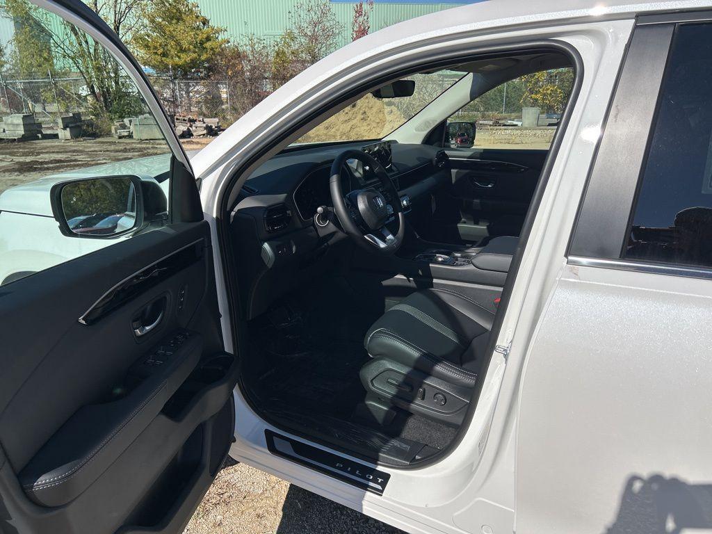 new 2025 Honda Pilot car, priced at $45,342