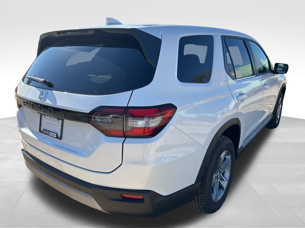 new 2025 Honda Pilot car, priced at $45,342