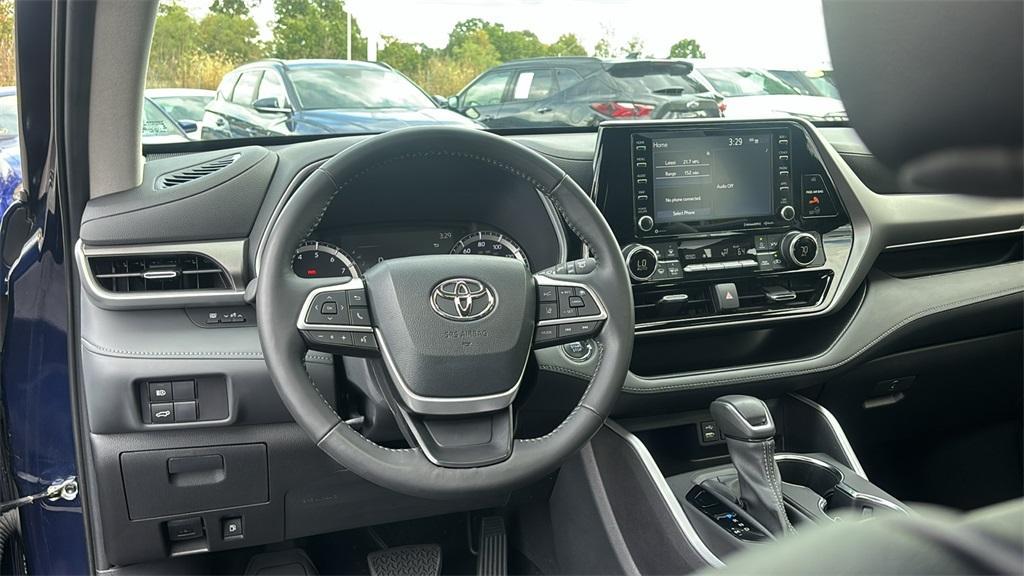 used 2022 Toyota Highlander car, priced at $35,827