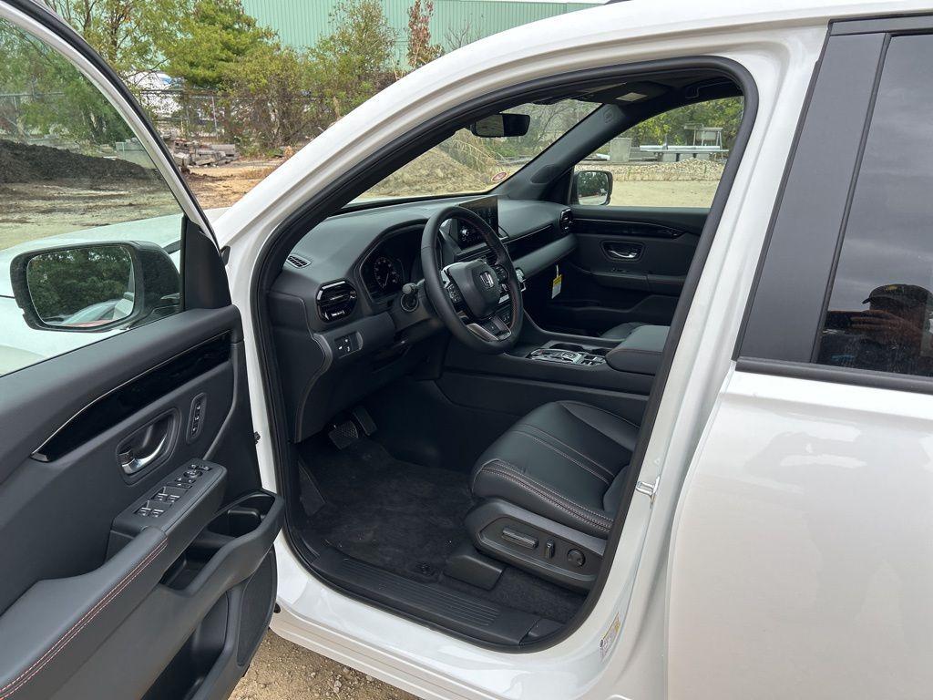 new 2025 Honda Pilot car, priced at $48,359