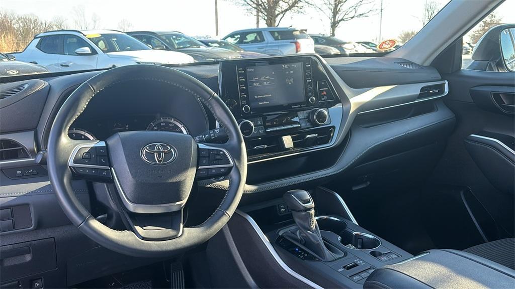 used 2022 Toyota Highlander car, priced at $26,884