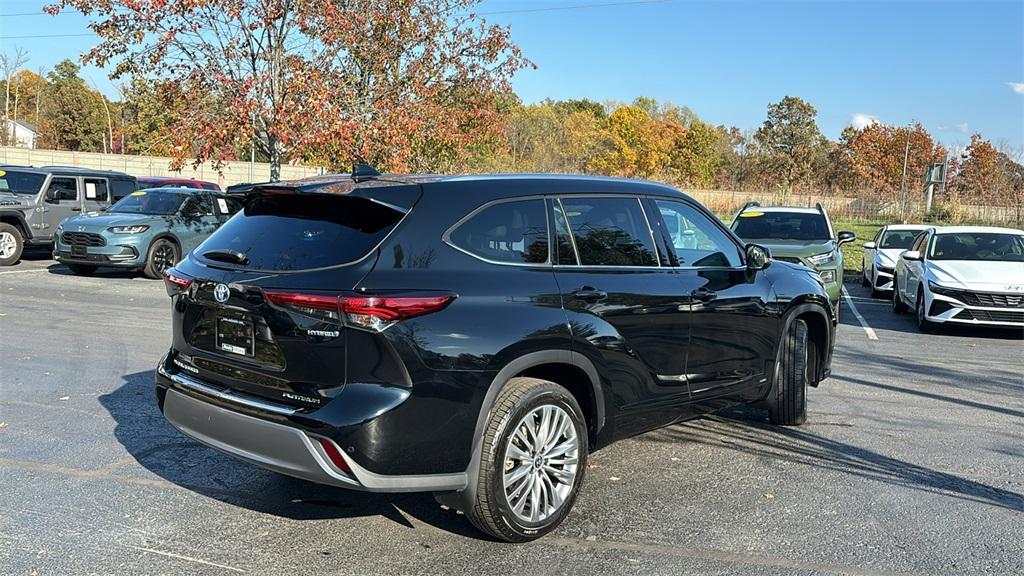 used 2022 Toyota Highlander Hybrid car, priced at $47,082