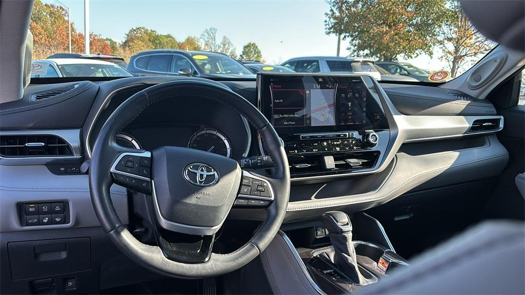 used 2022 Toyota Highlander Hybrid car, priced at $47,082