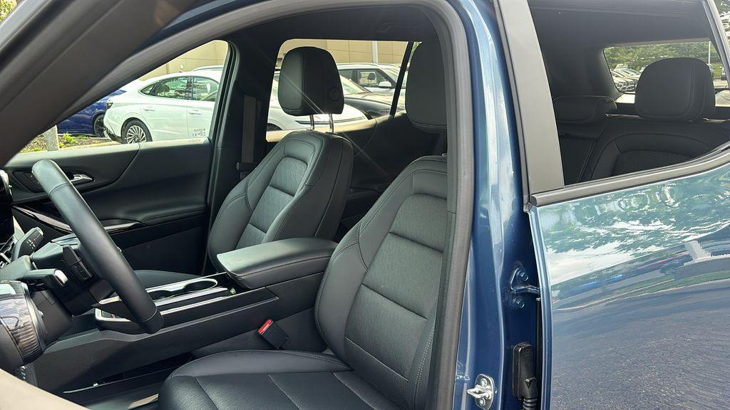 used 2025 Chevrolet Equinox car, priced at $29,455
