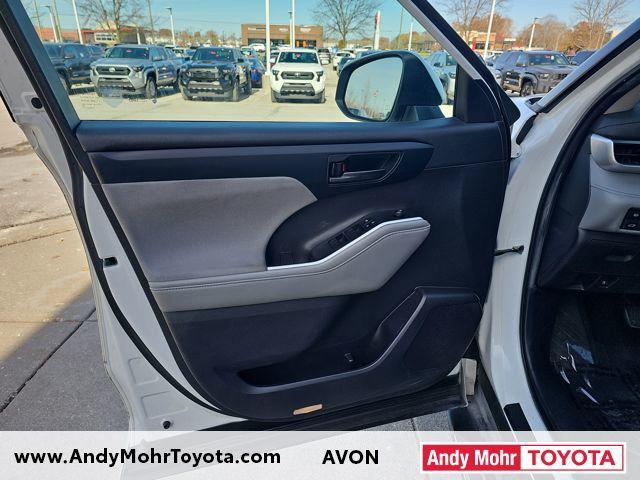 used 2022 Toyota Highlander car, priced at $32,166