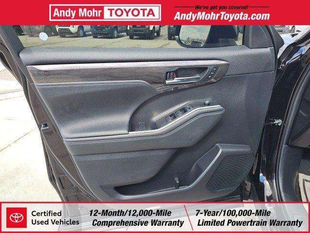 used 2021 Toyota Highlander car, priced at $41,117