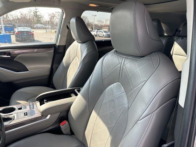 used 2022 Toyota Highlander Hybrid car, priced at $35,222