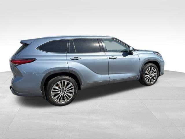 used 2022 Toyota Highlander Hybrid car, priced at $35,222
