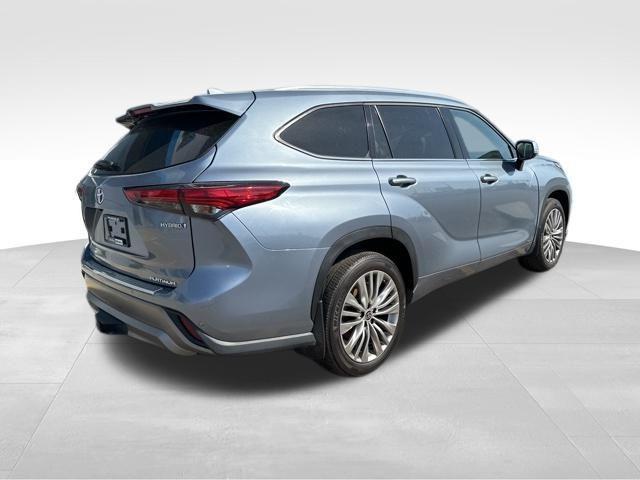 used 2022 Toyota Highlander Hybrid car, priced at $35,222