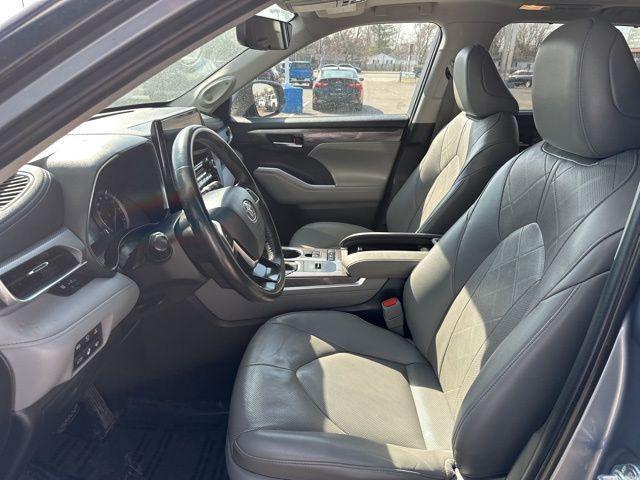 used 2022 Toyota Highlander Hybrid car, priced at $35,222