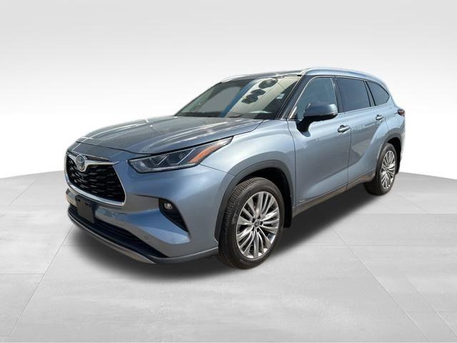 used 2022 Toyota Highlander Hybrid car, priced at $35,222