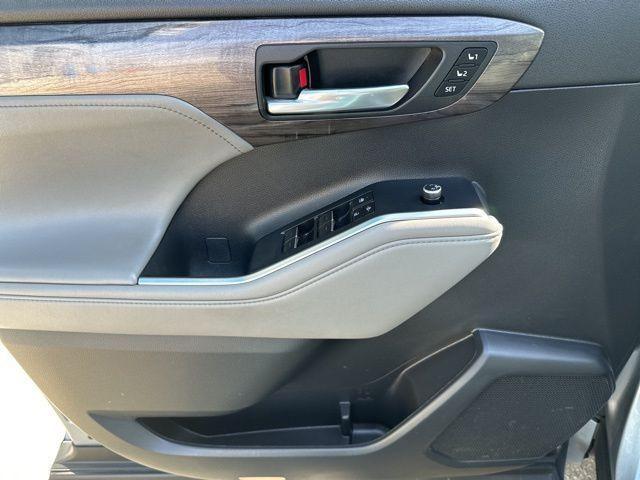 used 2022 Toyota Highlander Hybrid car, priced at $35,222