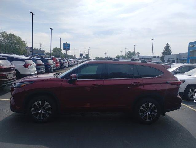 used 2022 Toyota Highlander car, priced at $35,524