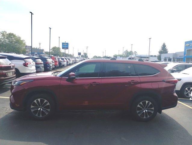 used 2022 Toyota Highlander car, priced at $35,524