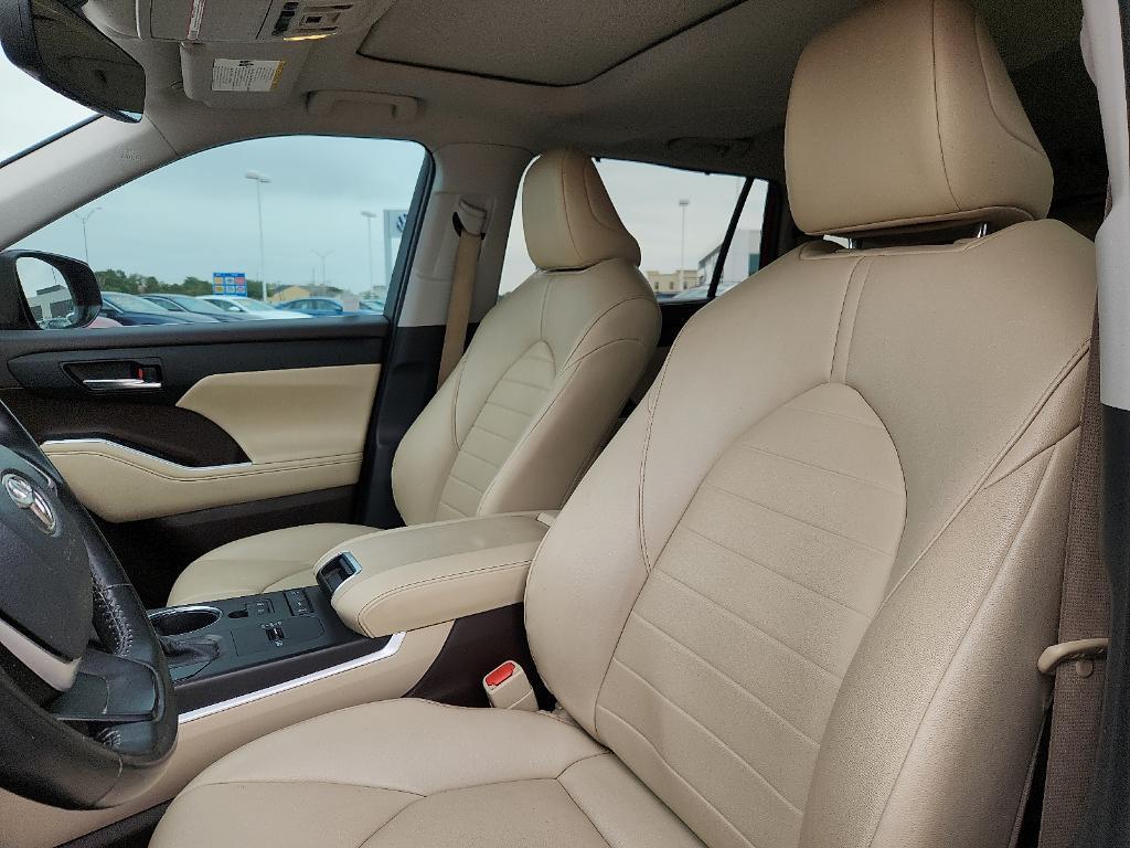 used 2022 Toyota Highlander car, priced at $33,785