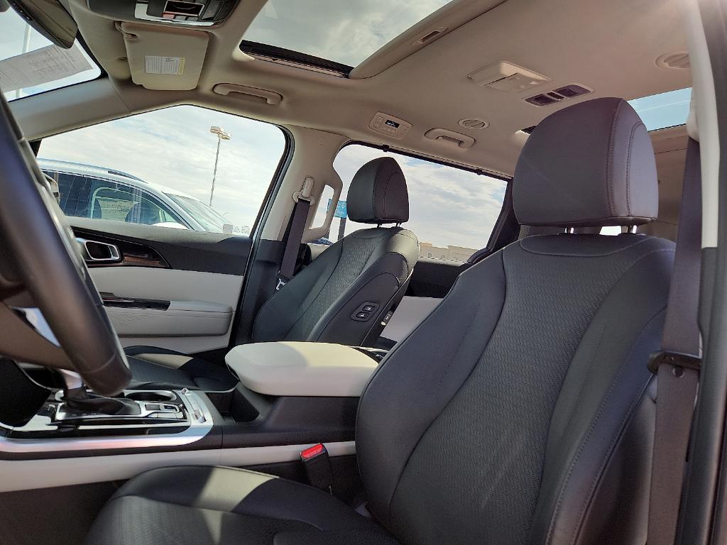 used 2024 Kia Carnival car, priced at $46,800
