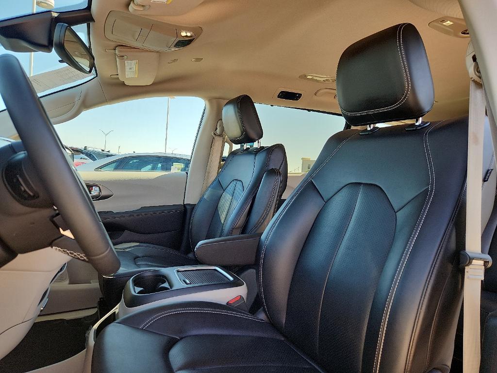 used 2024 Chrysler Pacifica car, priced at $29,995