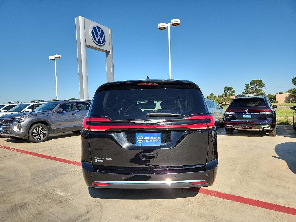 used 2024 Chrysler Pacifica car, priced at $29,995