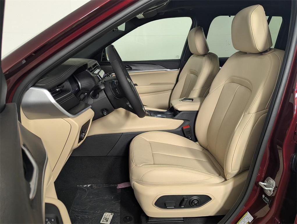 new 2025 Jeep Grand Cherokee car, priced at $38,934