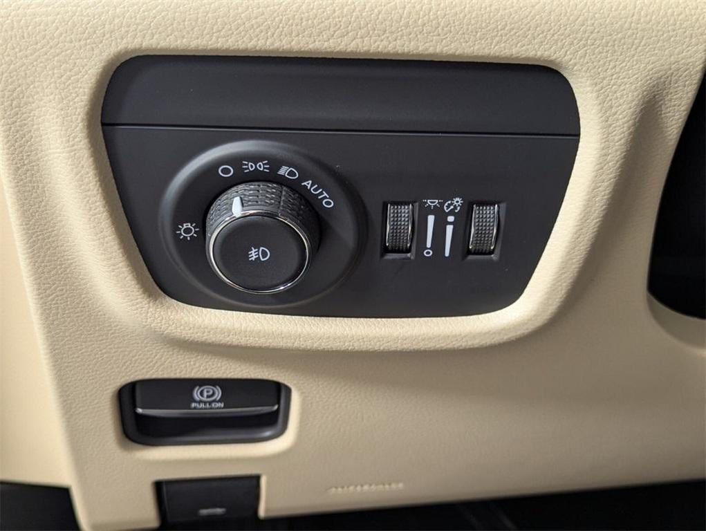 new 2025 Jeep Grand Cherokee car, priced at $38,934