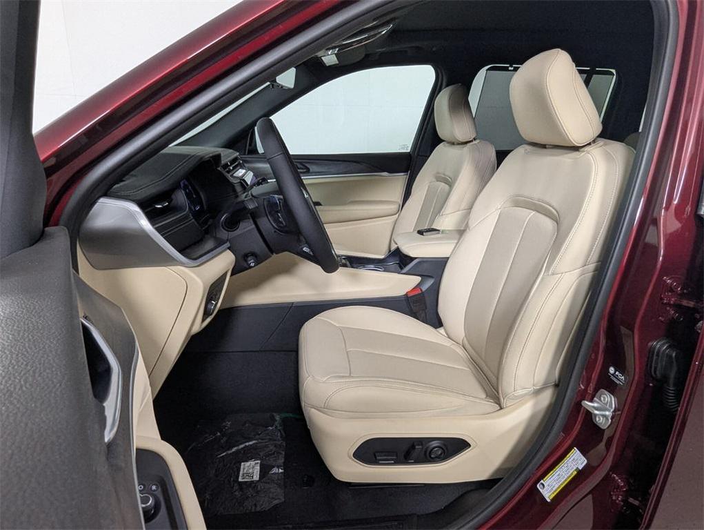 new 2025 Jeep Grand Cherokee car, priced at $44,544