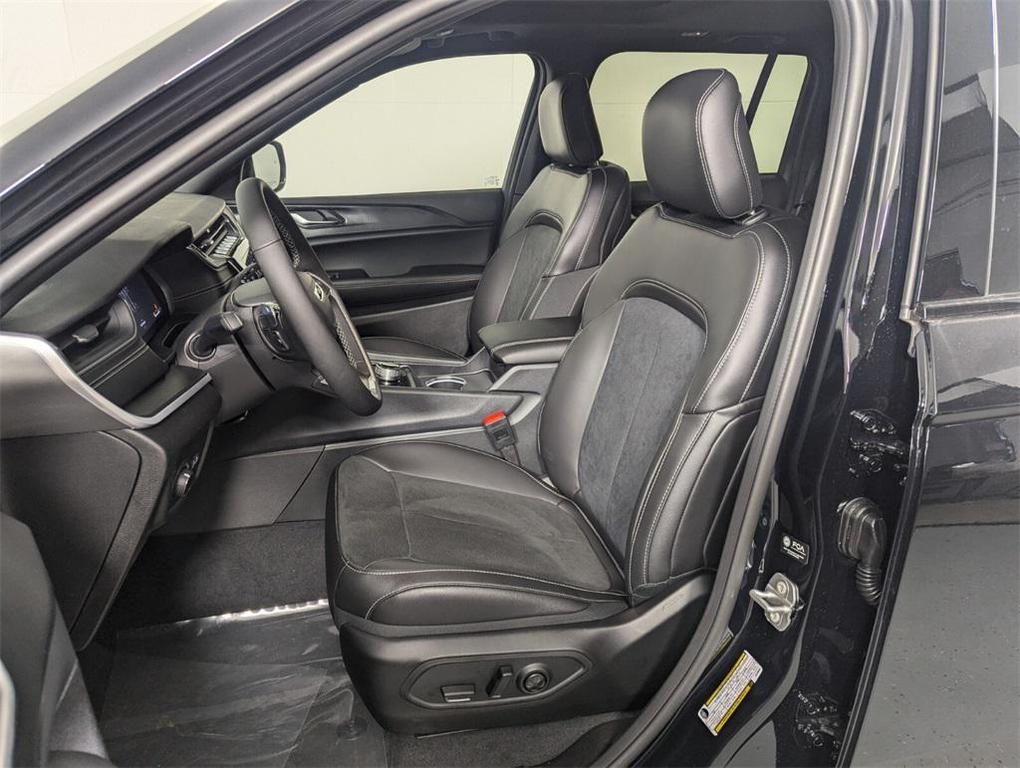 new 2025 Jeep Grand Cherokee car, priced at $36,249