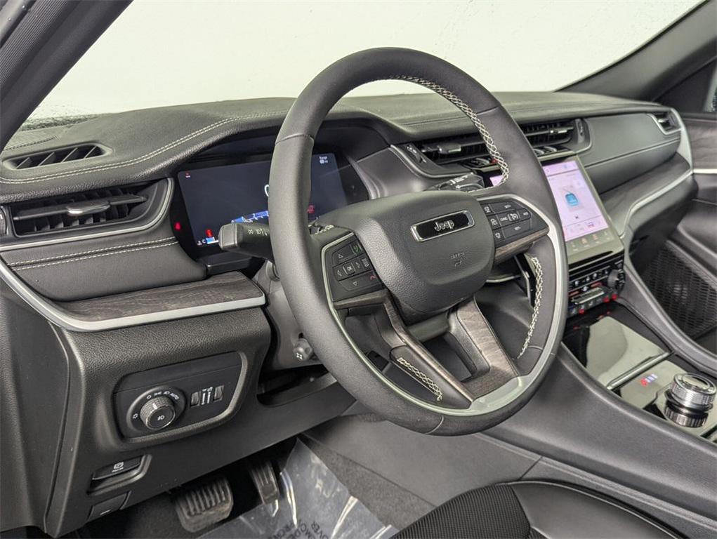 new 2025 Jeep Grand Cherokee car, priced at $37,958