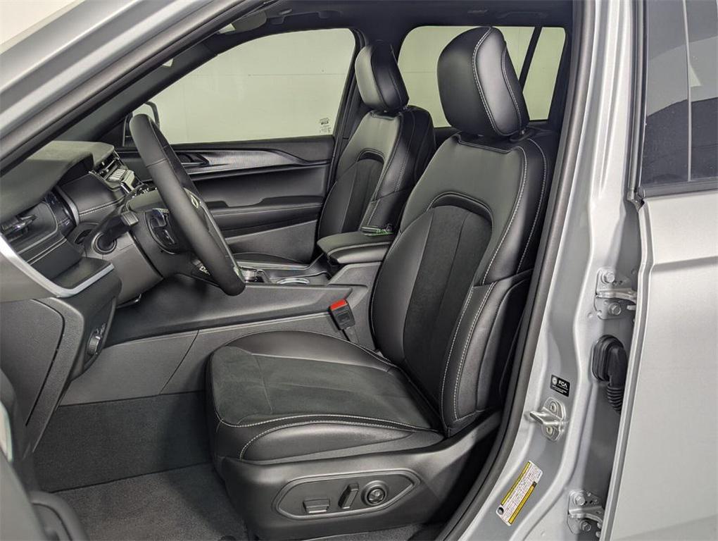 new 2025 Jeep Grand Cherokee car, priced at $41,328
