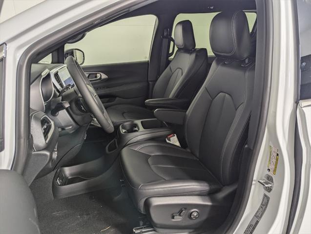 new 2025 Chrysler Pacifica Hybrid car, priced at $43,224