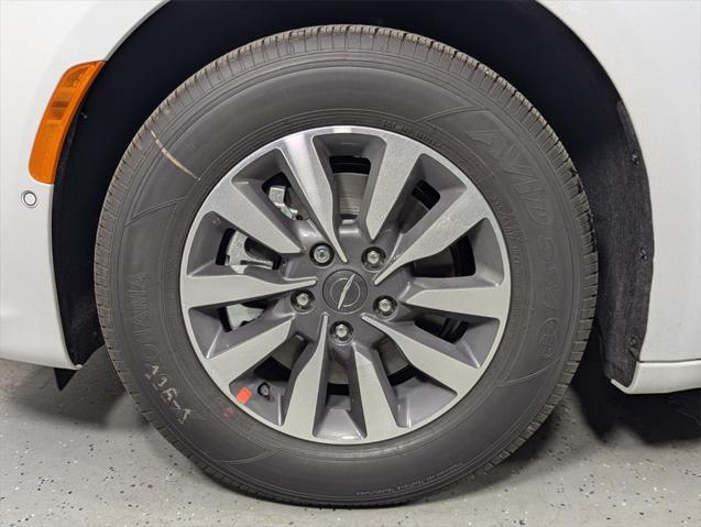 new 2025 Chrysler Pacifica Hybrid car, priced at $43,224