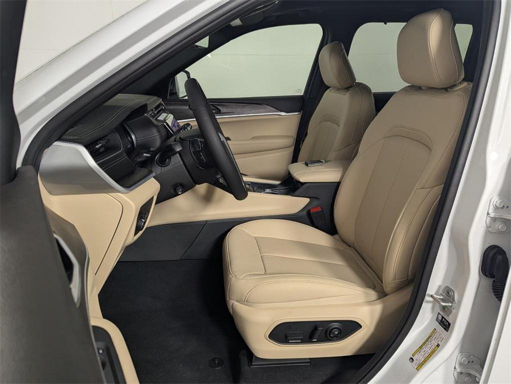 new 2025 Jeep Grand Cherokee car, priced at $38,417