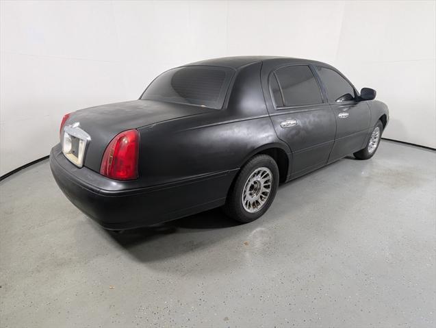 used 2001 Lincoln Town Car car, priced at $5,999