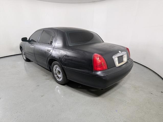 used 2001 Lincoln Town Car car, priced at $5,999