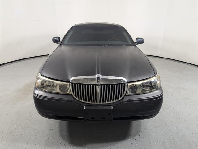 used 2001 Lincoln Town Car car, priced at $5,999