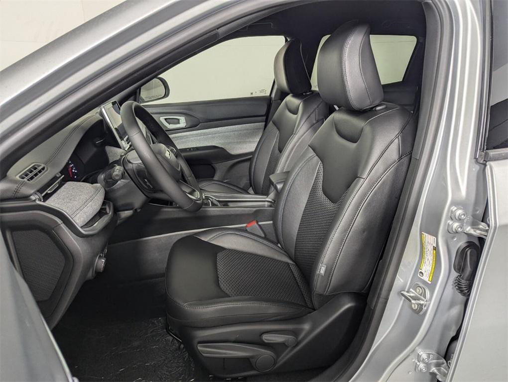 new 2025 Jeep Compass car, priced at $22,992