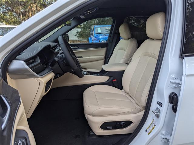 new 2025 Jeep Grand Cherokee car, priced at $51,000