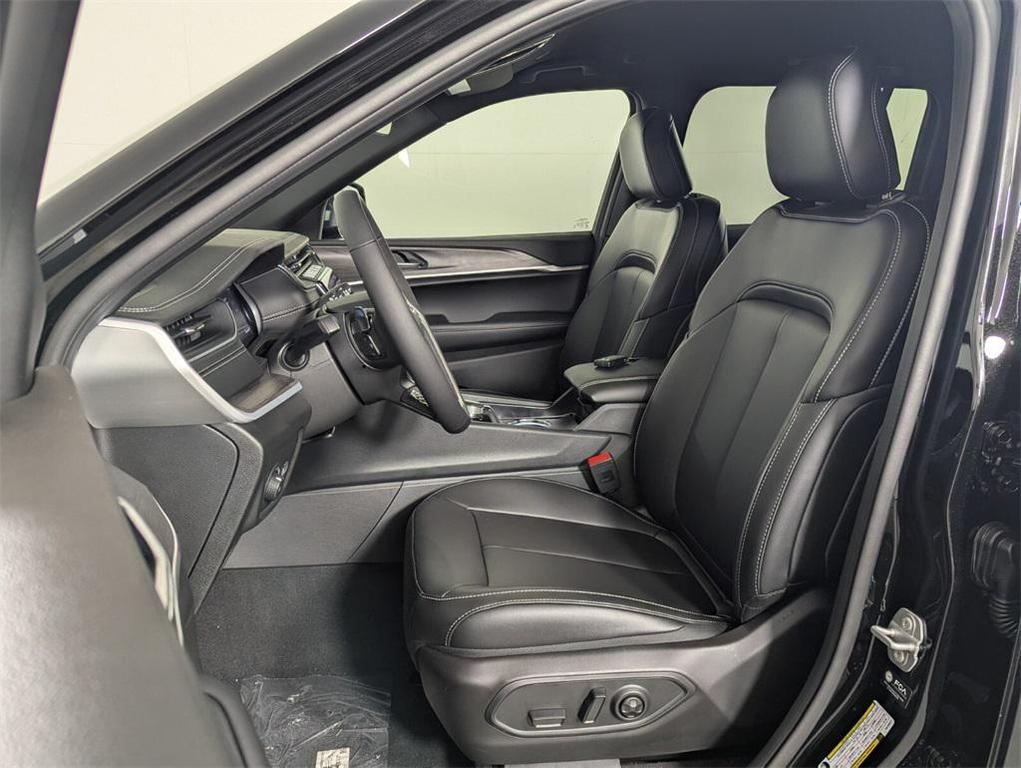 new 2025 Jeep Grand Cherokee car, priced at $31,831