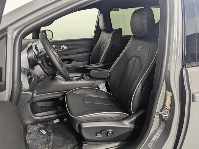 new 2025 Chrysler Pacifica car, priced at $45,092