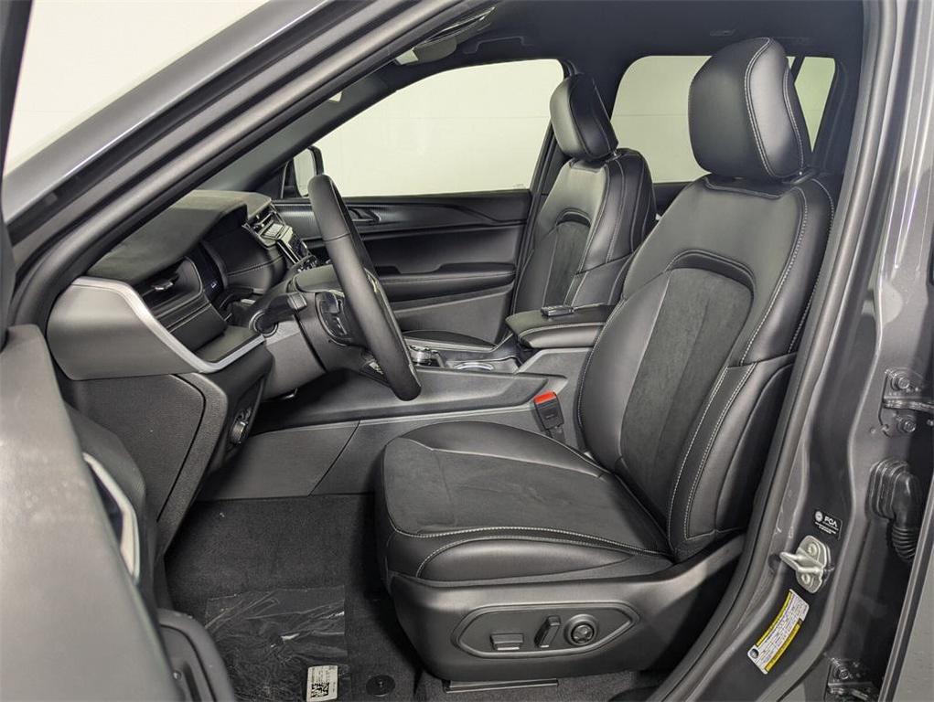 new 2025 Jeep Grand Cherokee car, priced at $39,955