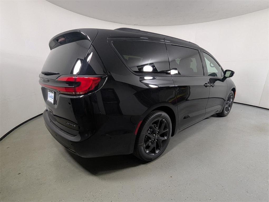 new 2025 Chrysler Pacifica car, priced at $39,587