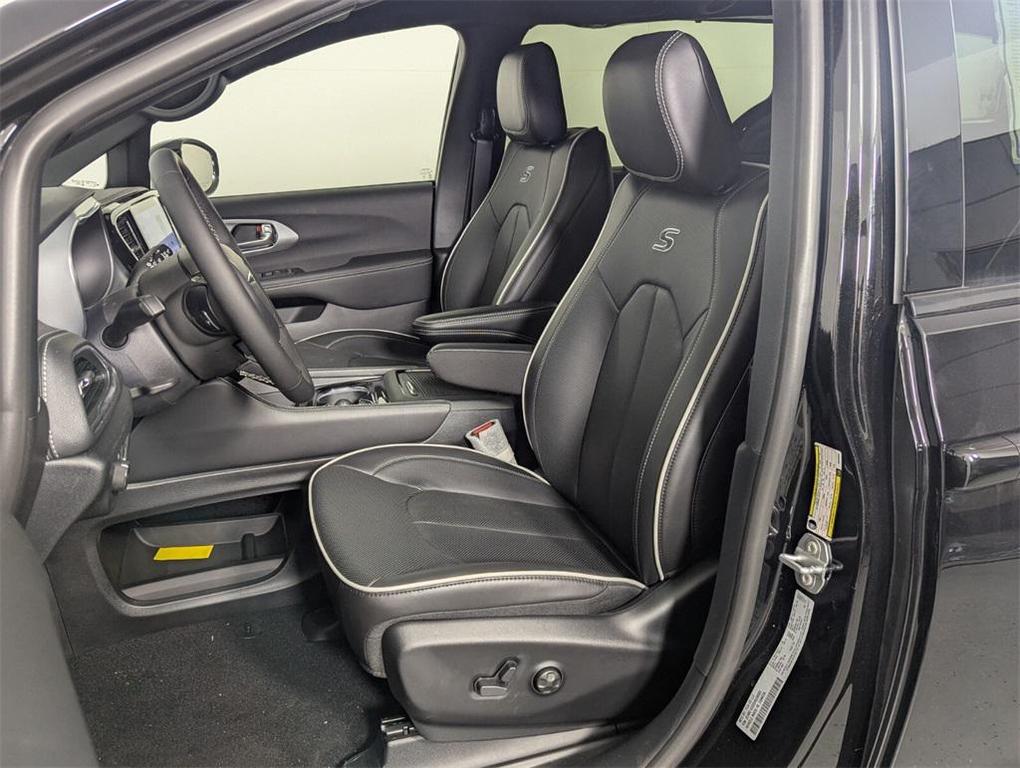 new 2025 Chrysler Pacifica car, priced at $39,587