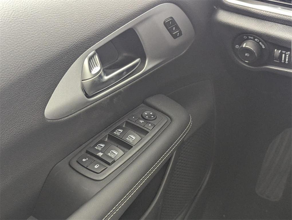 new 2025 Chrysler Pacifica car, priced at $39,587