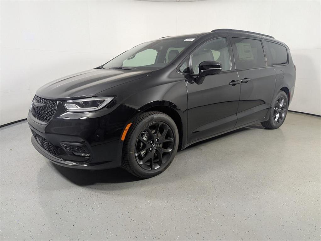 new 2025 Chrysler Pacifica car, priced at $39,587