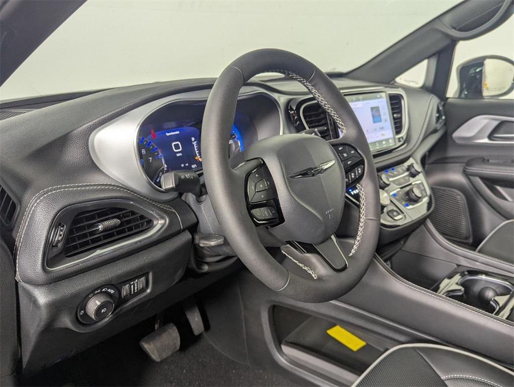 new 2025 Chrysler Pacifica car, priced at $39,587