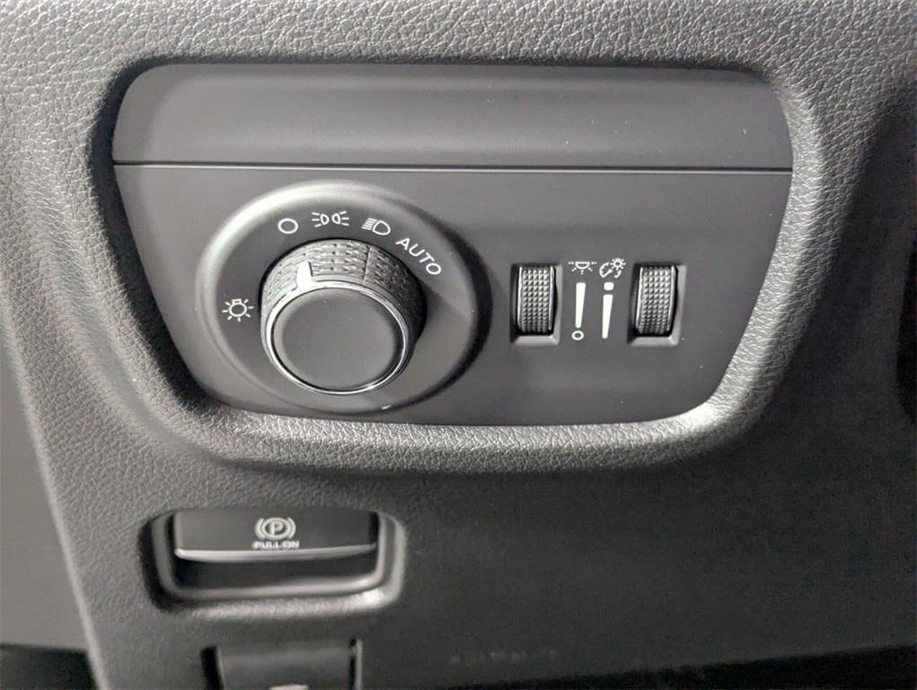 new 2025 Jeep Grand Cherokee car, priced at $34,560