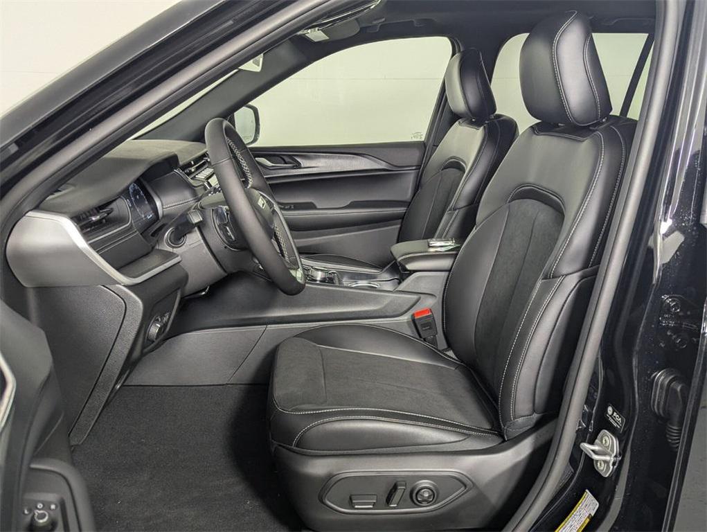 new 2025 Jeep Grand Cherokee car, priced at $34,560